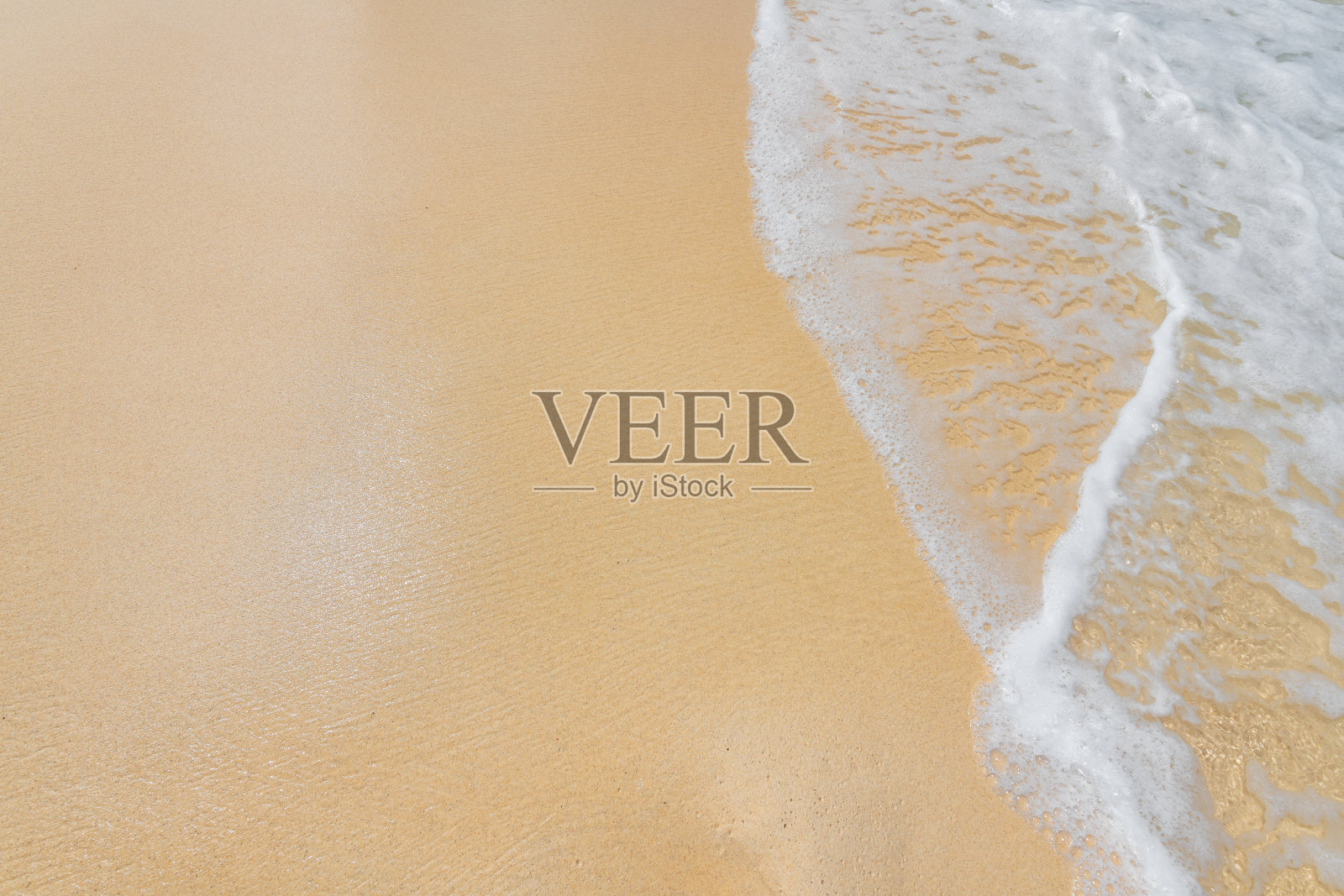 柔软的海浪在干净的沙滩上照片摄影图片