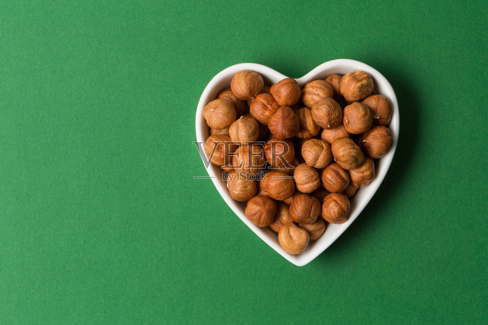 工作室里有许多榛子照片摄影图片