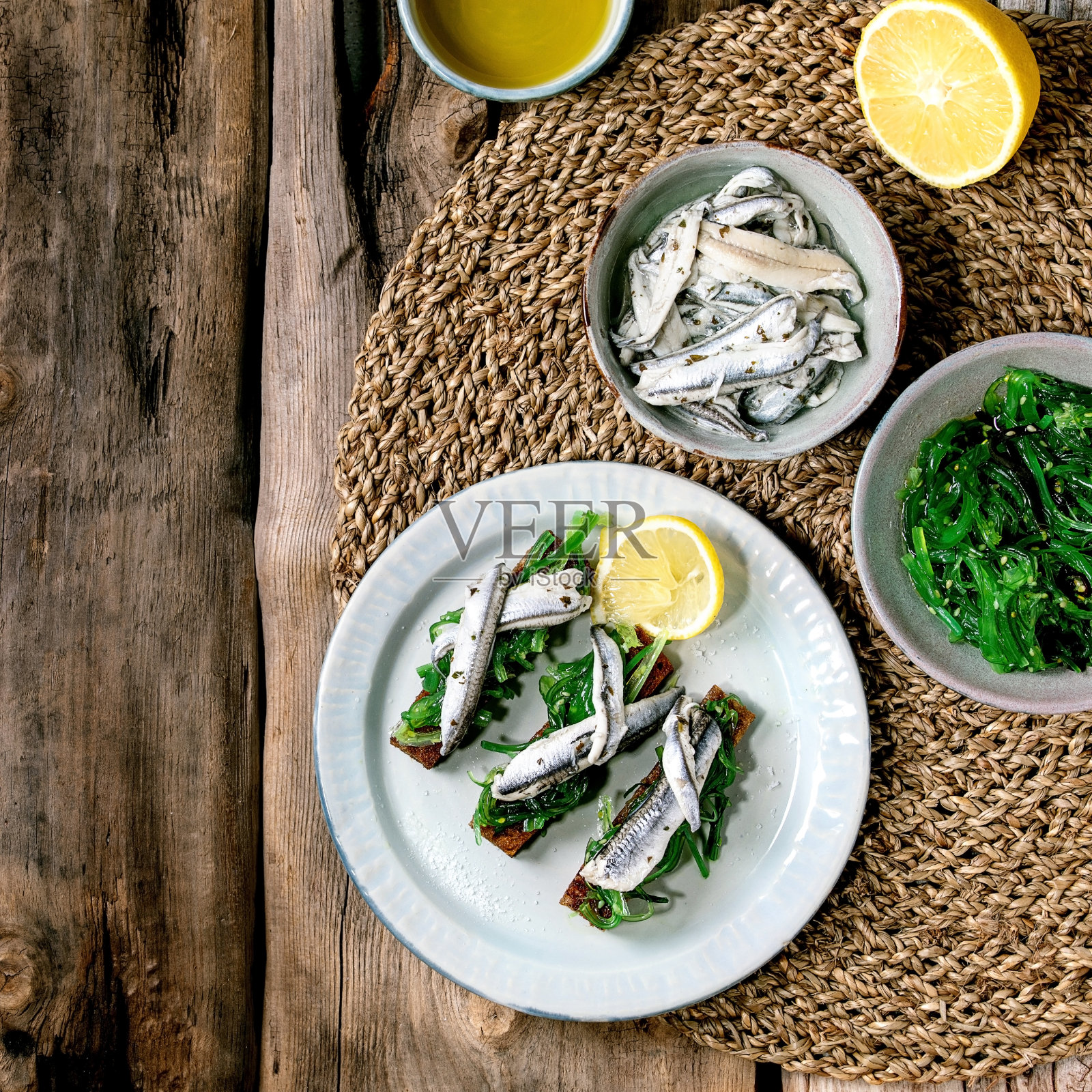 开胃小菜，腌凤尾鱼或沙丁鱼片照片摄影图片