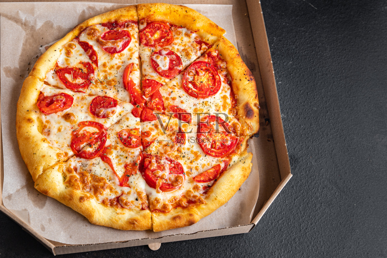 披萨玛格丽塔素食番茄、芝士、马苏里拉快餐随时可吃的正餐小吃在餐桌上复制太空食品背景照片摄影图片