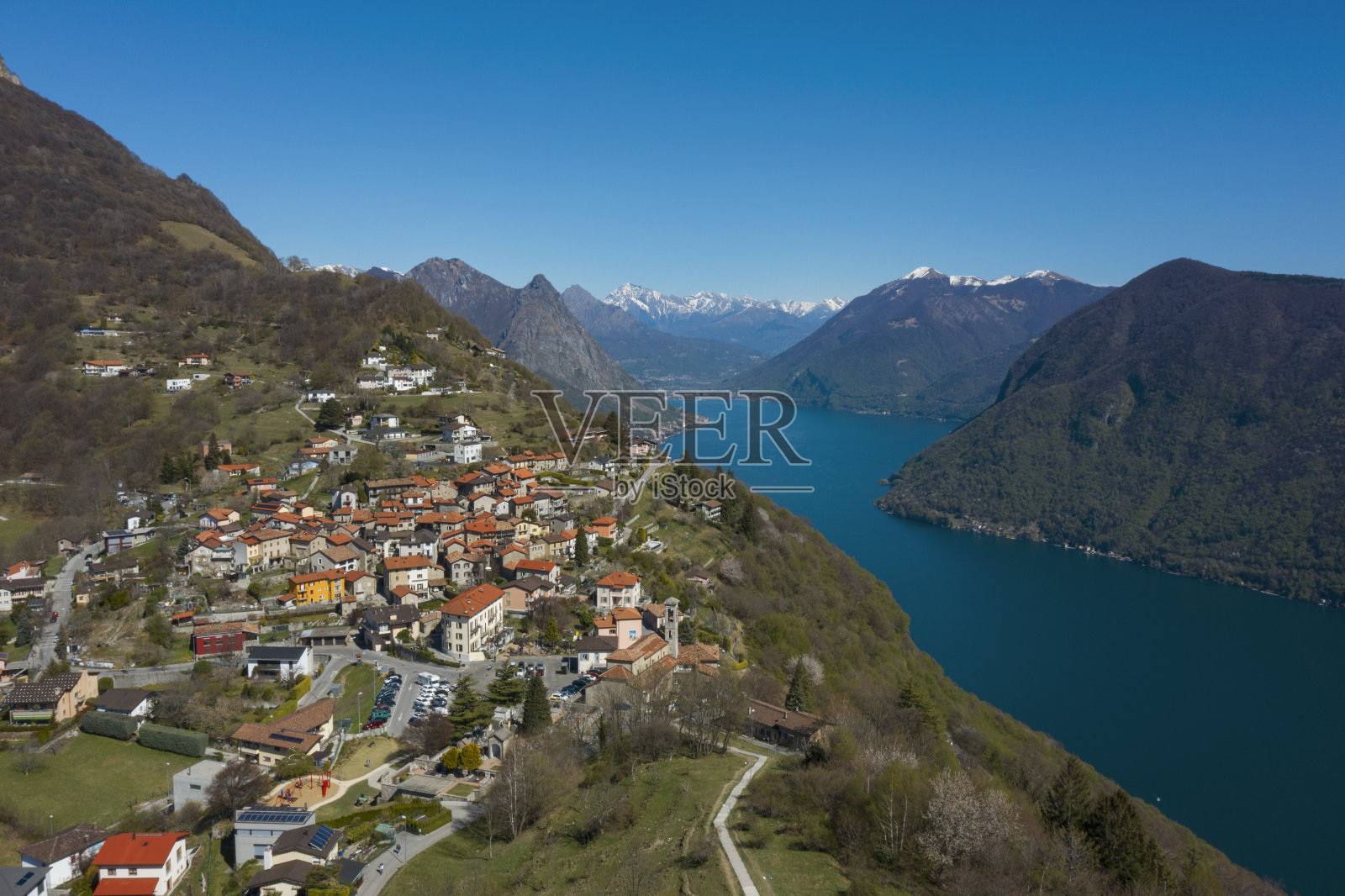 瑞士南部提契诺州卢加诺湖和Monte Brè村的鸟瞰图照片摄影图片