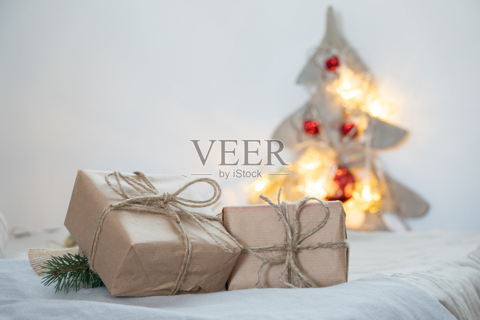 圣诞场所自然概念工艺生态材料设置丝带和圣诞装饰照片摄影图片