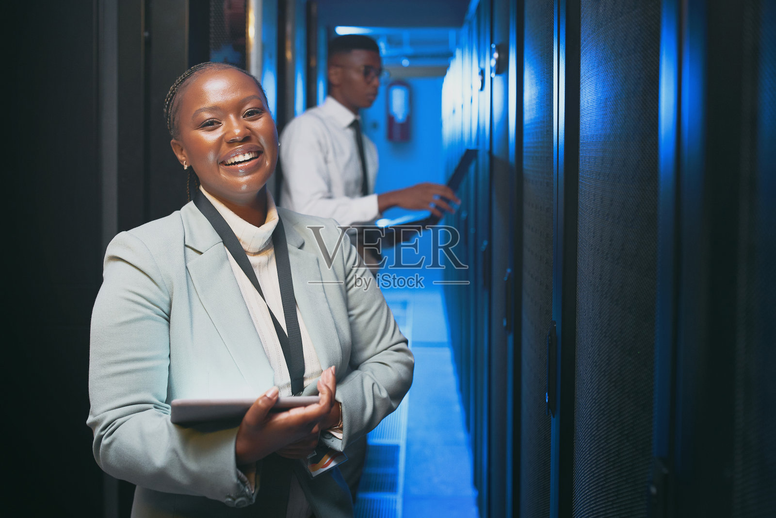 两个年轻的IT专家站在服务器室一起使用技术的镜头照片摄影图片