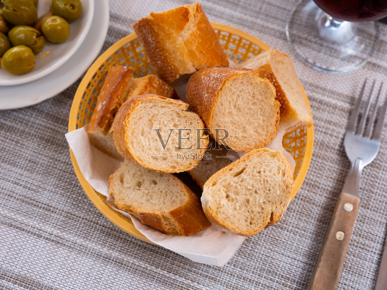 切成片的面包端上餐桌照片摄影图片