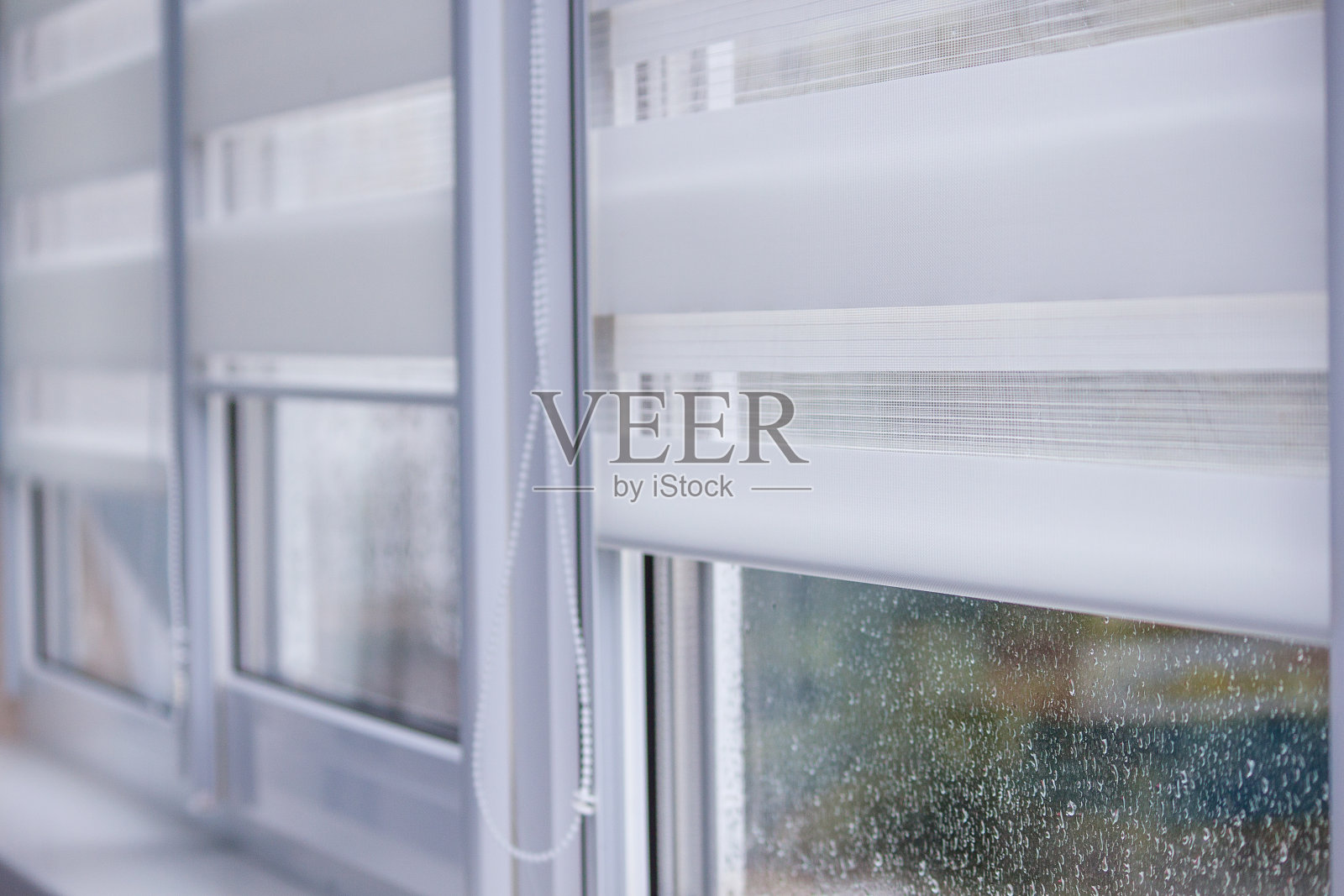 窗辊，雨后窗双系统。照片摄影图片