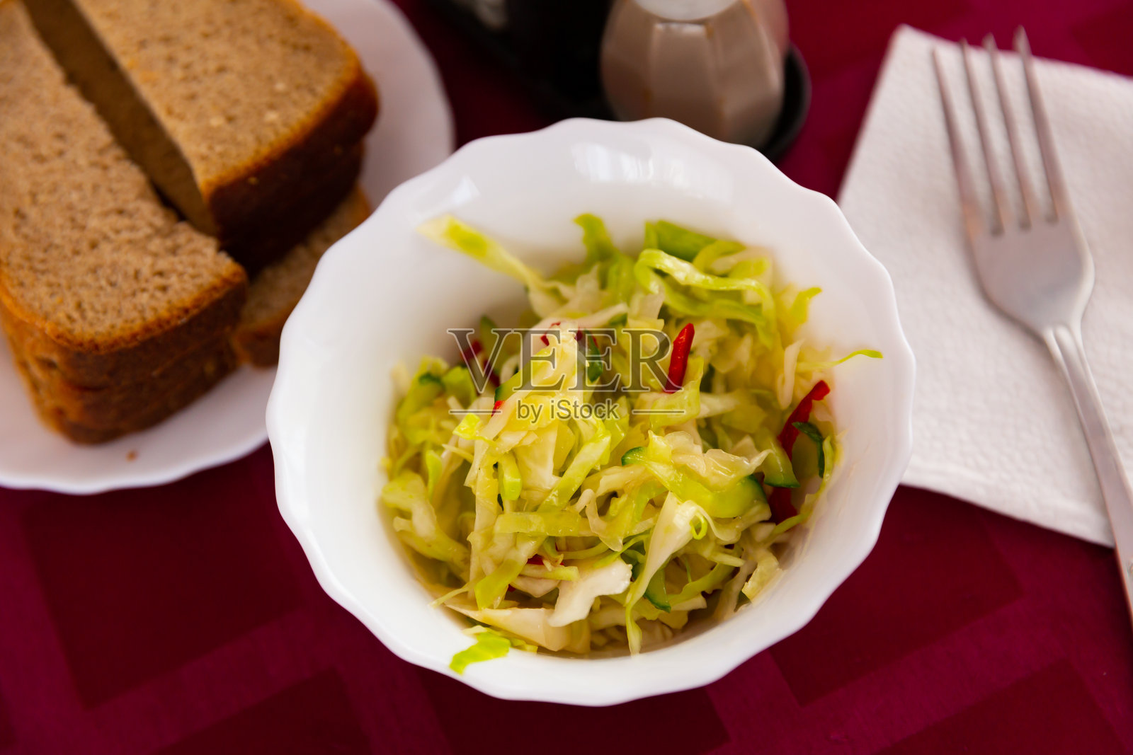 俄罗斯风味蔬菜沙拉：新鲜卷心菜黄瓜照片摄影图片