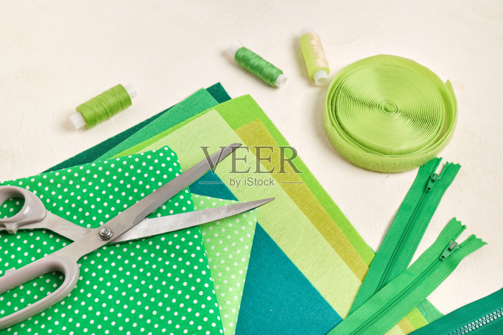毛毡，缝纫用的配件和桌子上的针线活，绿色的阴影照片摄影图片