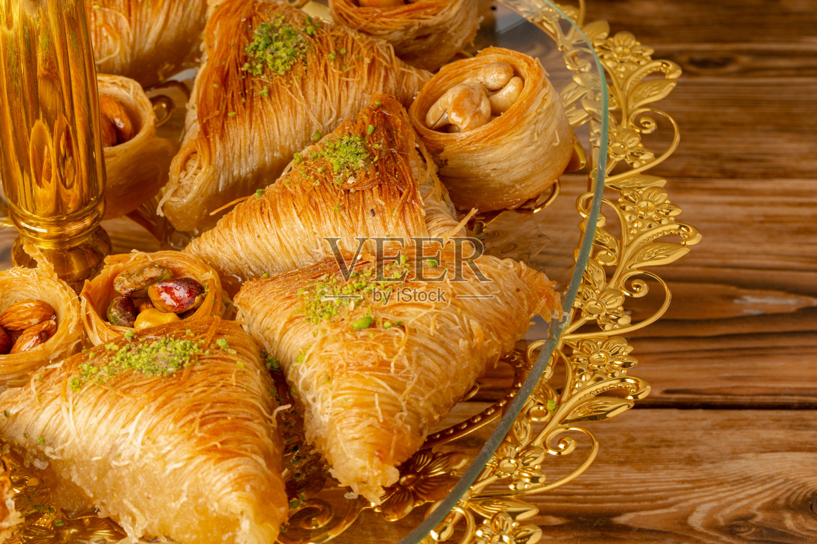 各种各样的土耳其甜点在蛋糕架上照片摄影图片