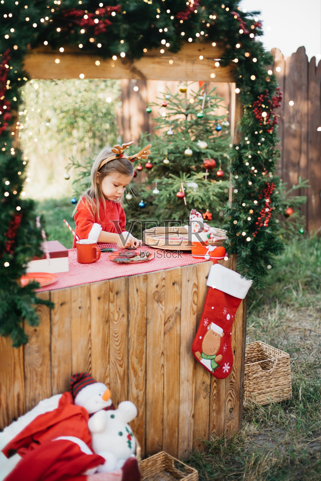圣诞节在7月。孩子在七月的树林里等待圣诞节。照片摄影图片