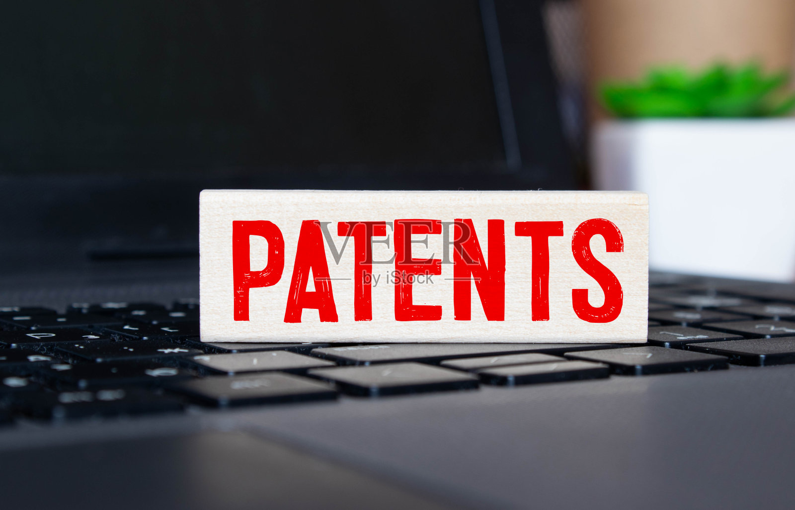 用“专利”字关闭手指在键盘上照片摄影图片