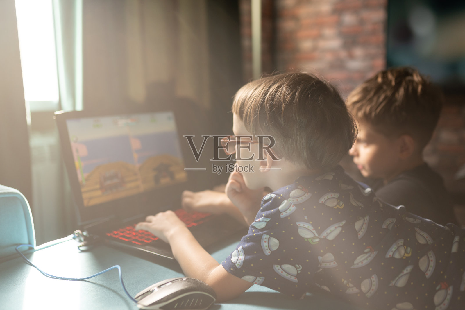 男孩在玩数字游戏照片摄影图片