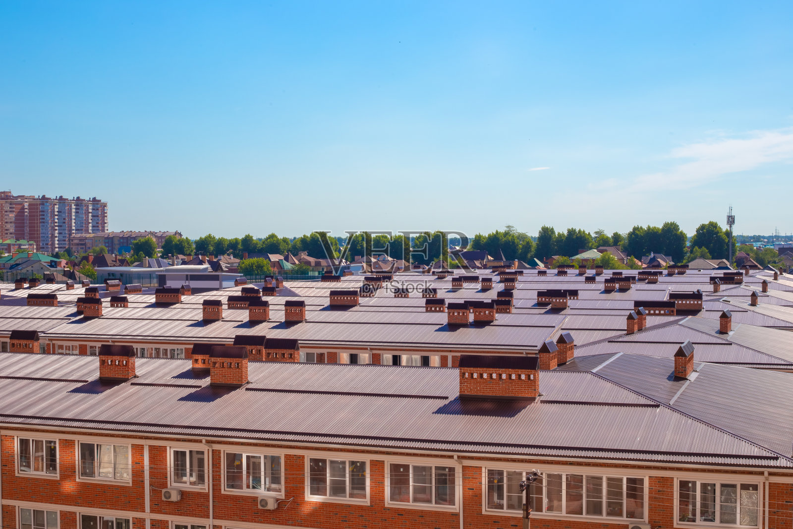 小镇住宅区的屋顶。村舍在一个阳光灿烂的夏日照片摄影图片