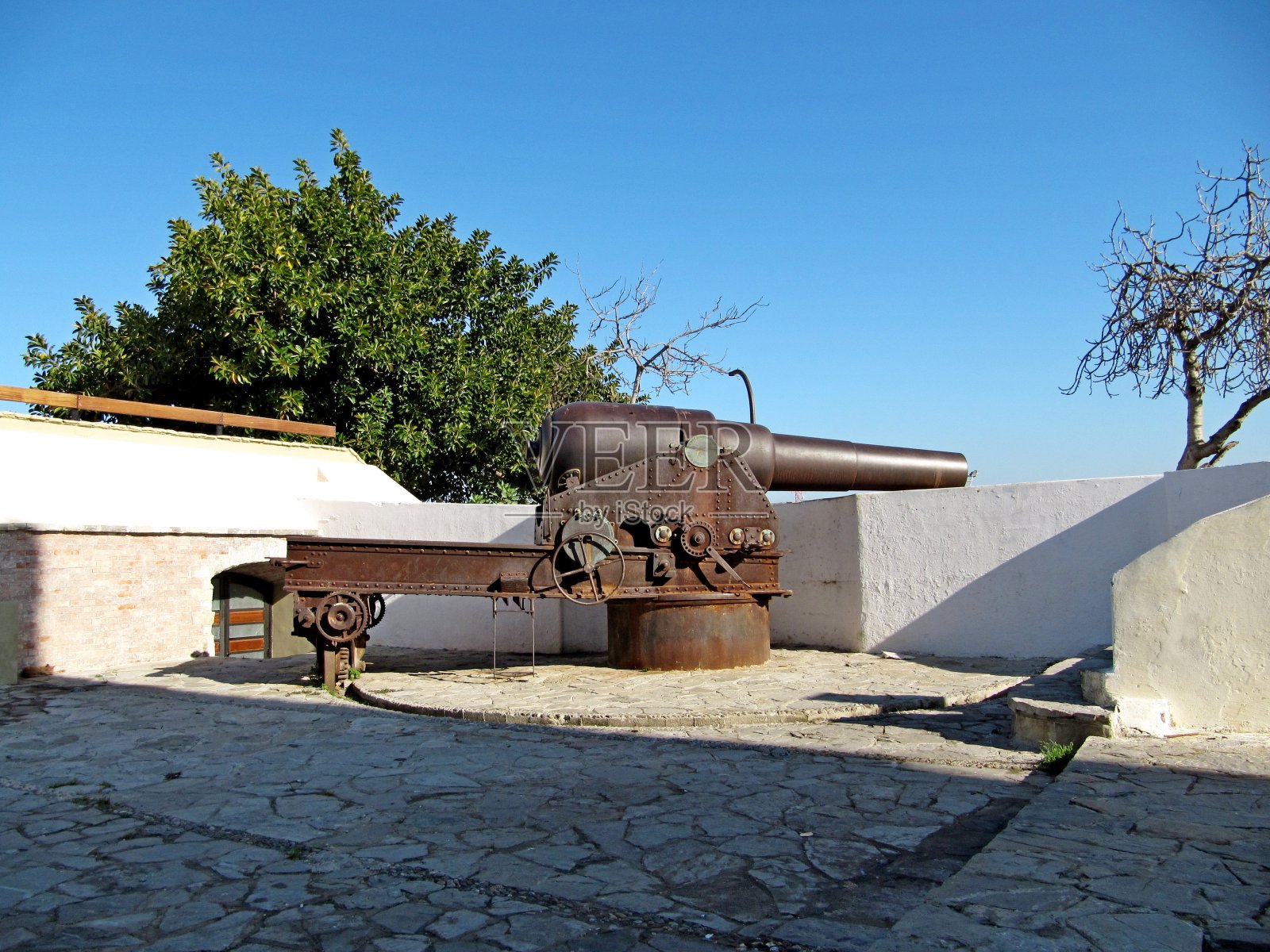 丹吉尔港的大炮照片摄影图片