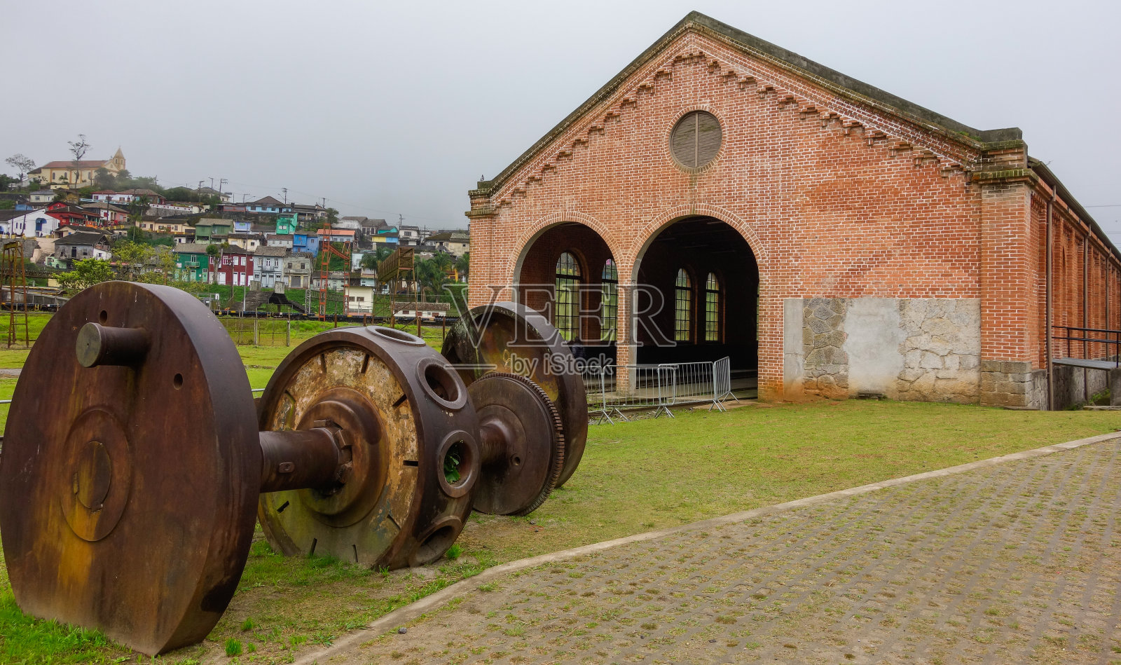 雾笼罩下的历史村庄Paranapiacaba。老火车站。圣安德烈,巴西照片摄影图片