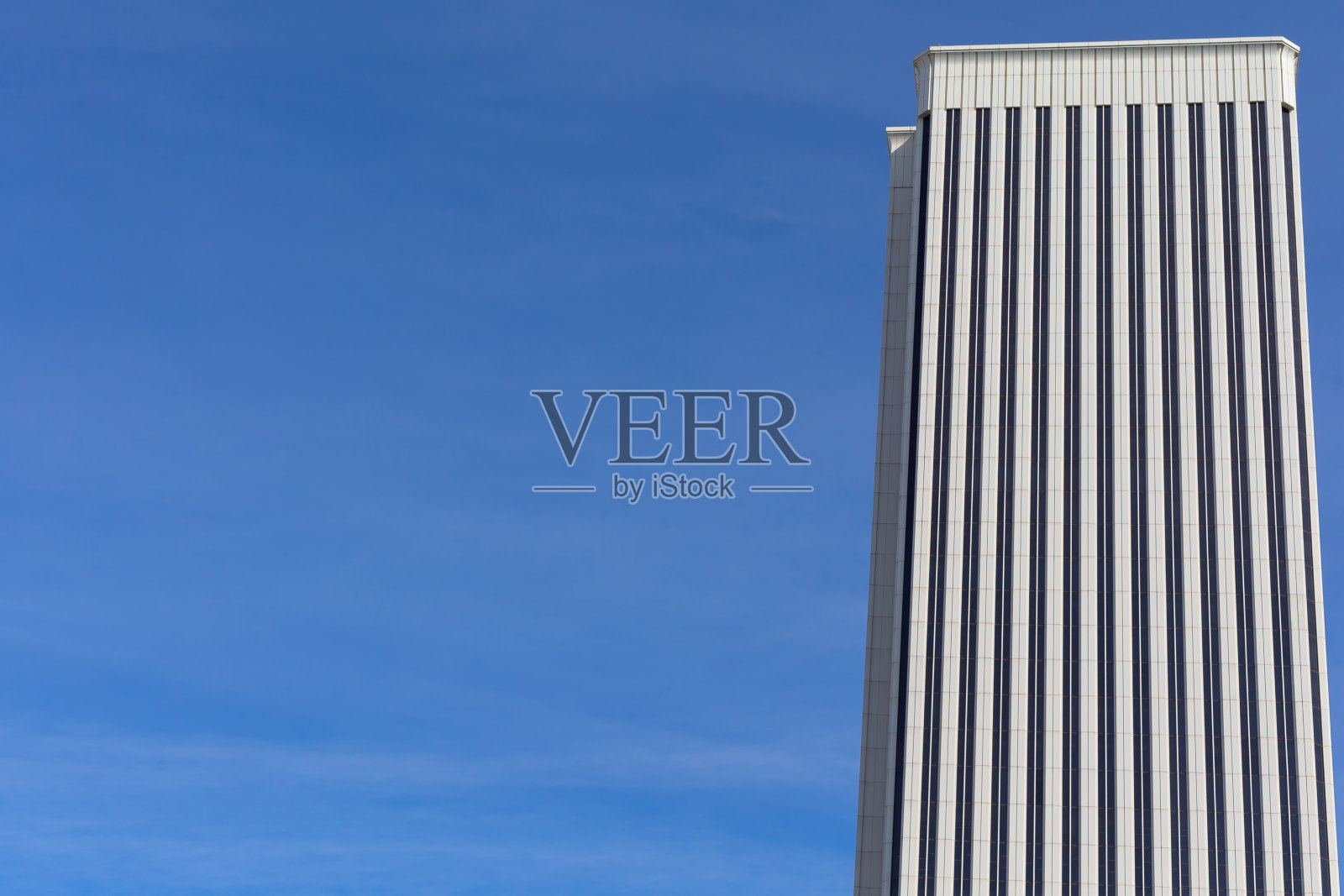 黑色和白色的摩天大楼在蓝天之上。城市建筑。金融中心照片摄影图片