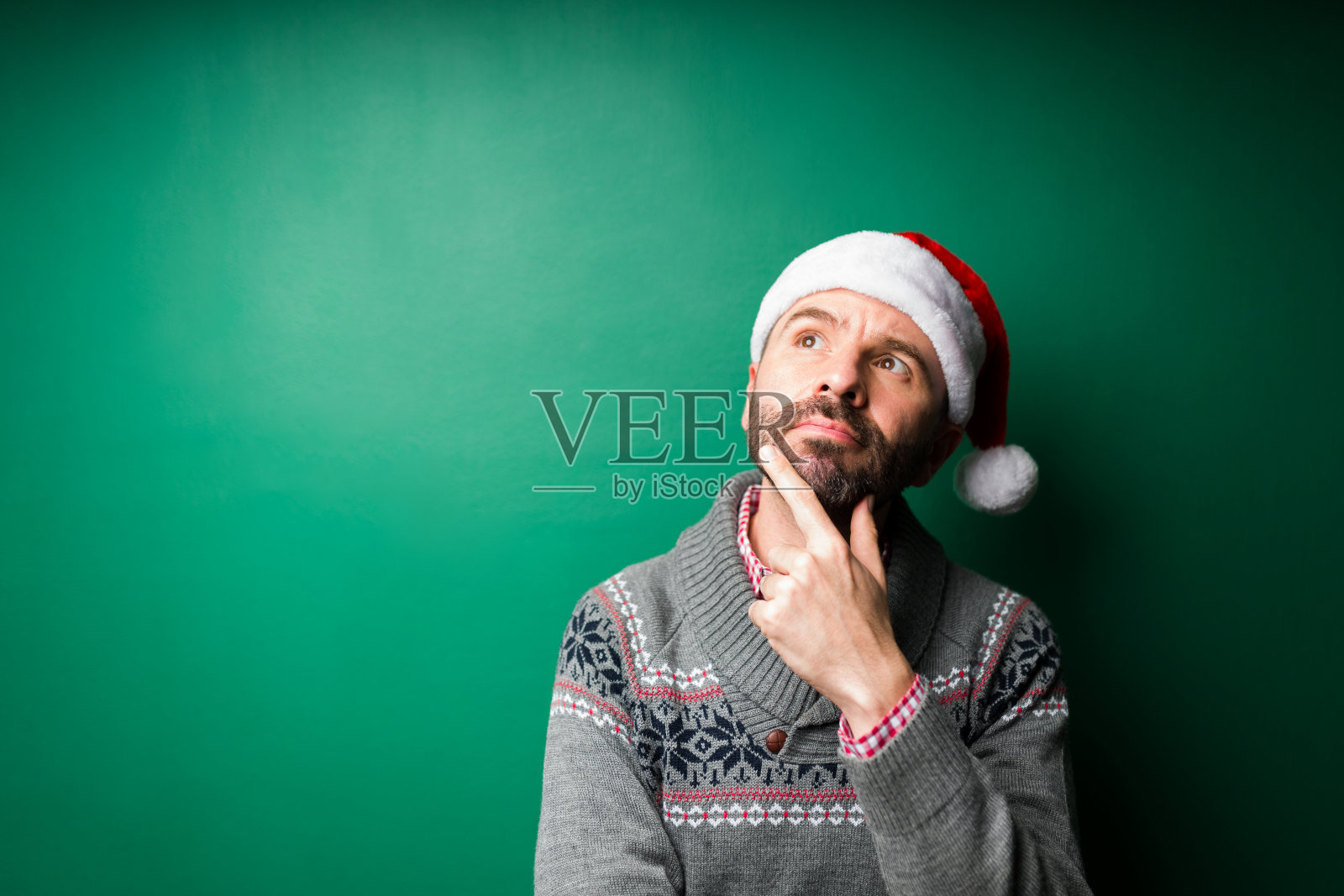 体贴的男人梦想着圣诞礼物照片摄影图片