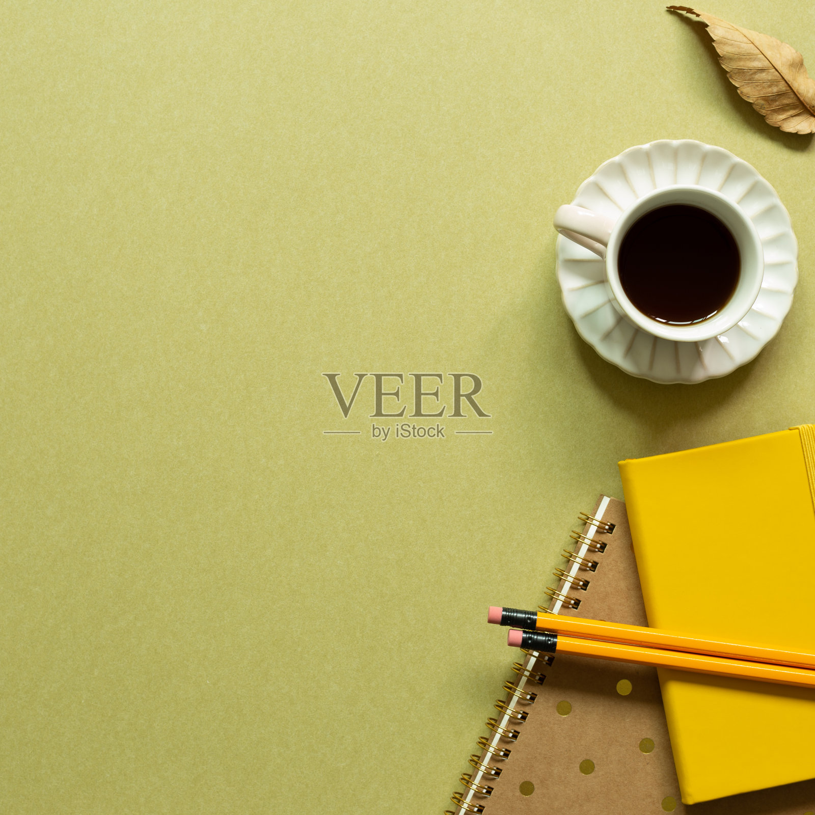 笔记本，咖啡，卡其色背景上的铅笔。工作区。平铺，俯视图，复制空间照片摄影图片