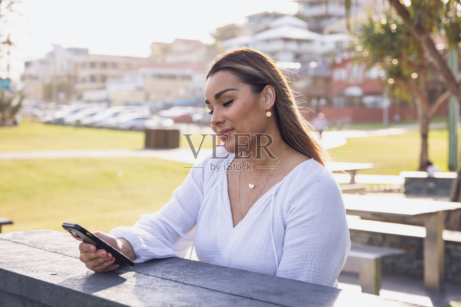 年轻的妈妈在公园里度过了一段安静的时光照片摄影图片