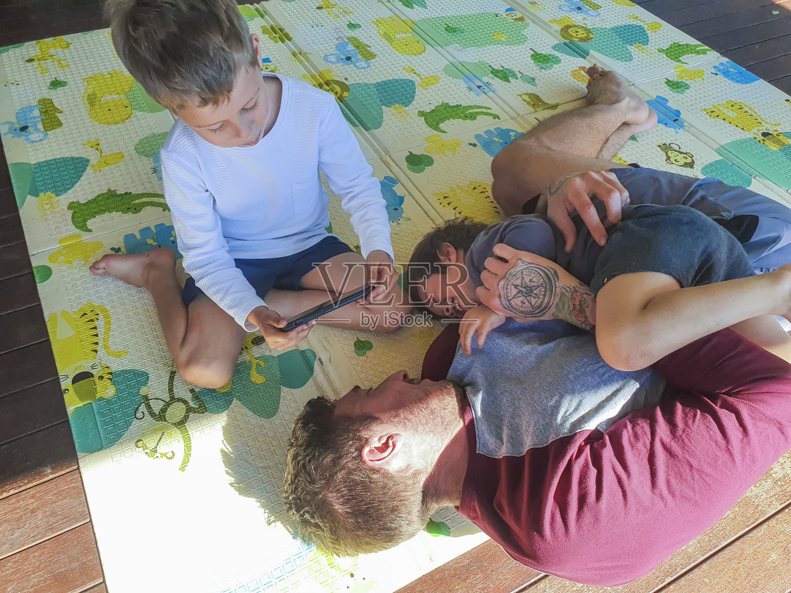 家人一起玩手机照片摄影图片