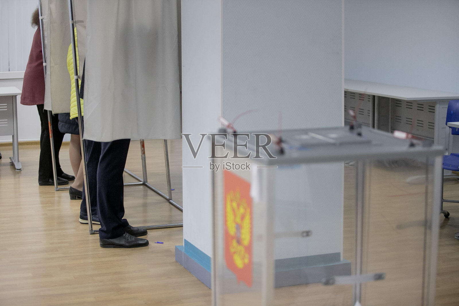 投票站的投票箱上印着俄罗斯的标志。照片摄影图片