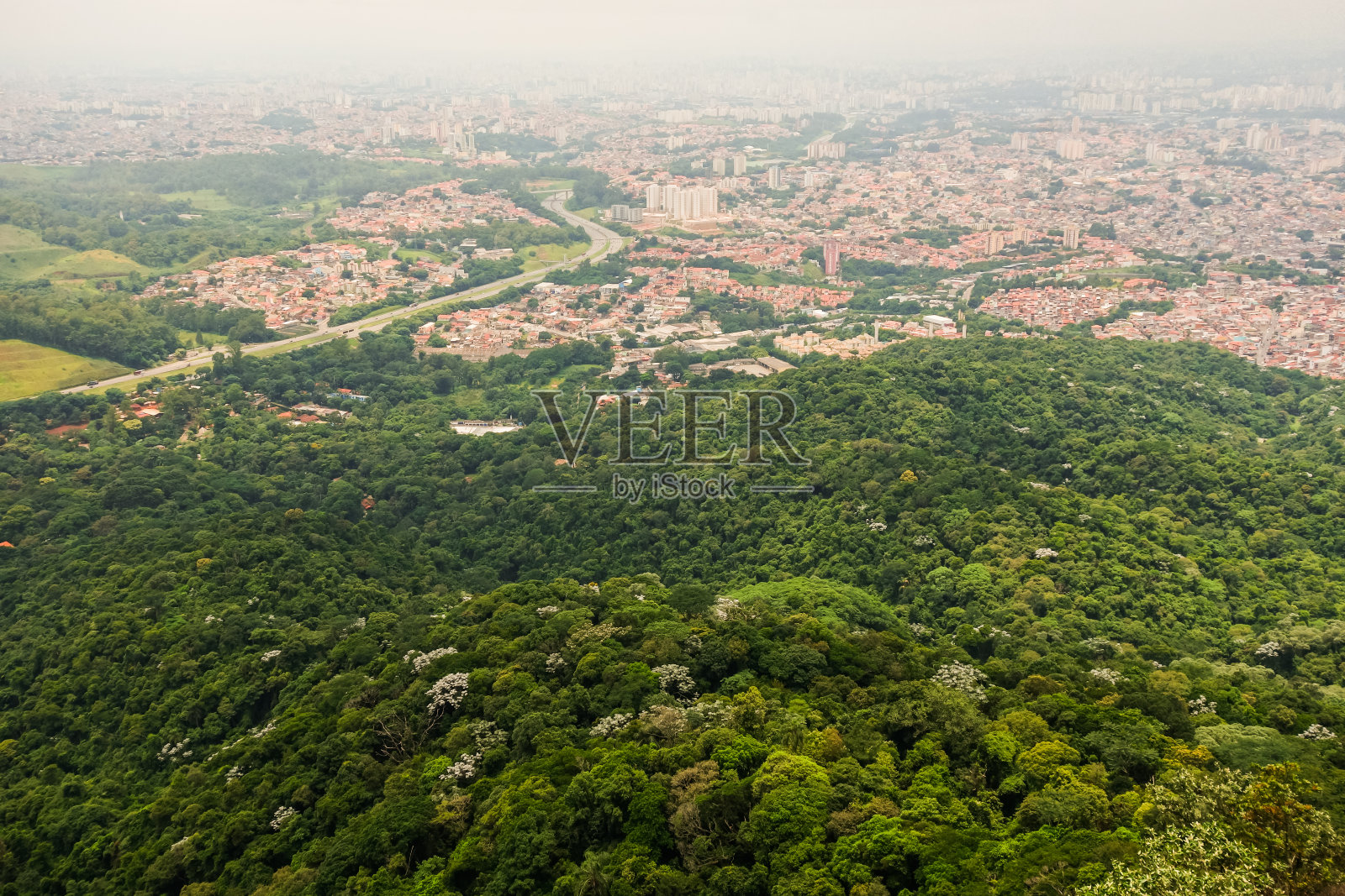 城市景观，圣保罗，巴西:从城市最高点Jaragua Peak往下看照片摄影图片