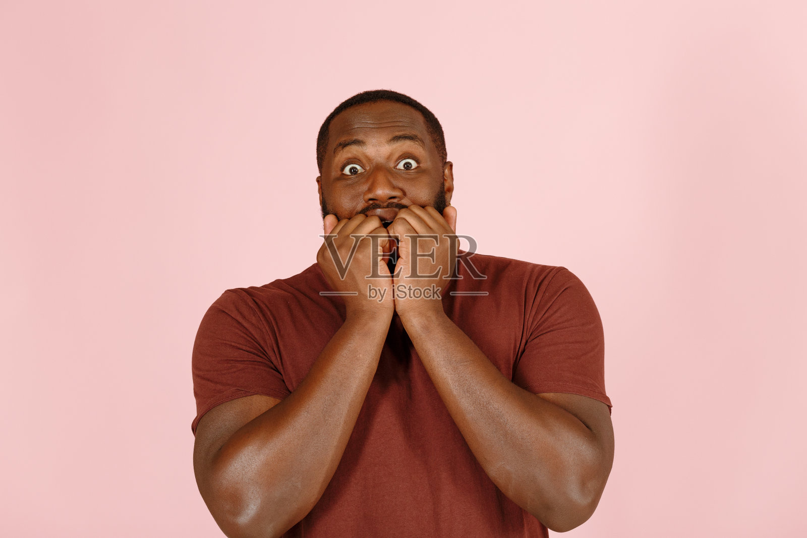 情绪紧张的非洲裔美国人用拳头捂着脸照片摄影图片