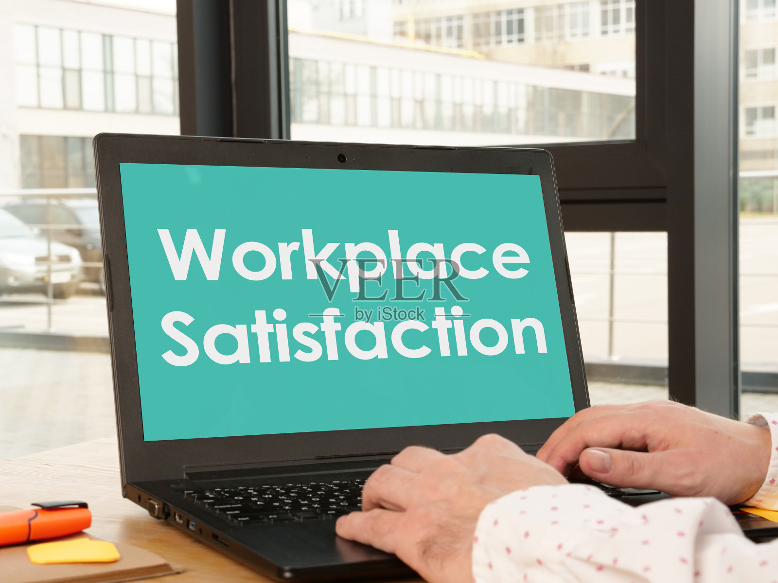 工作场所满意度用文字显示在商务照片上照片摄影图片