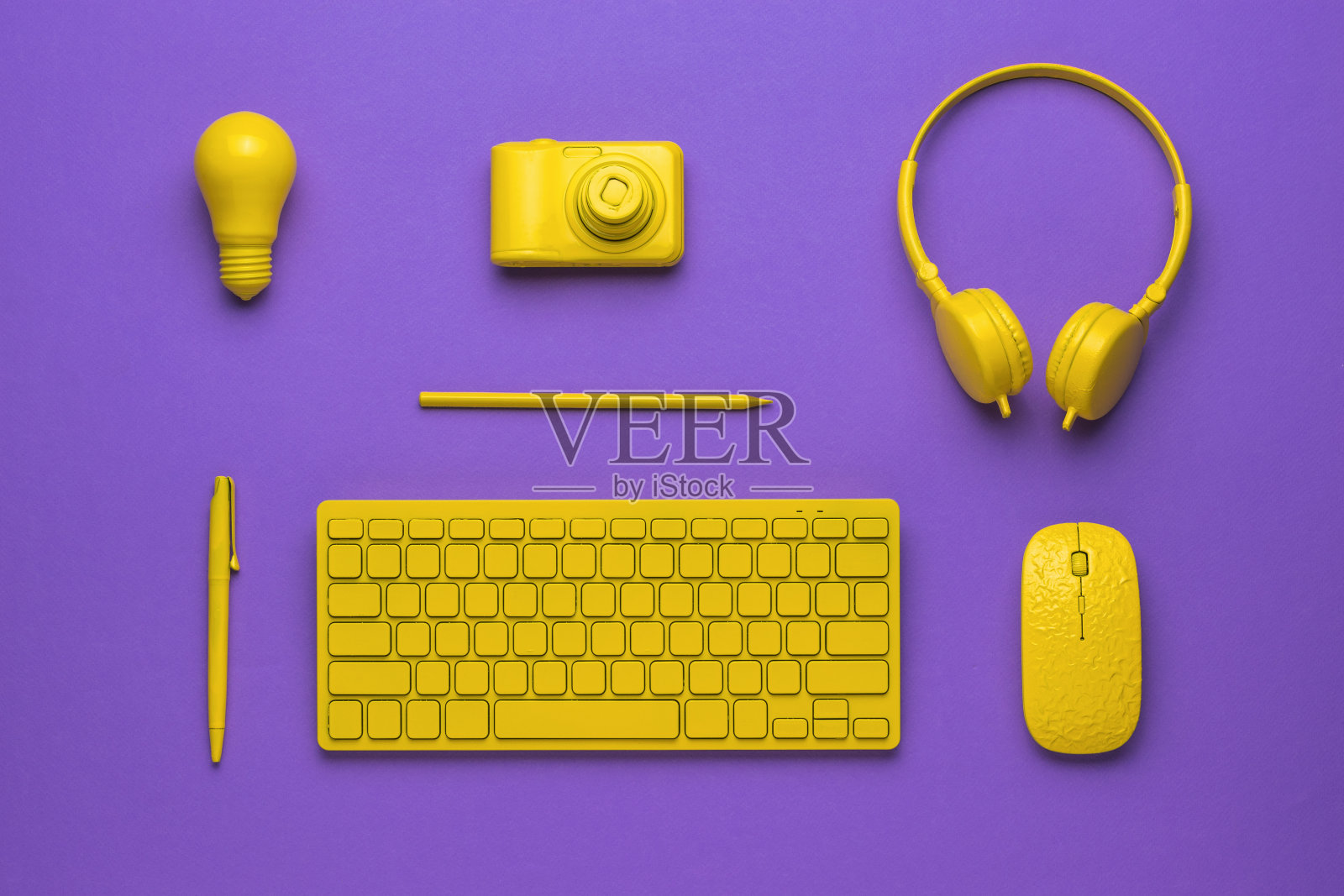 一套紫色背景下的黄色工作场所配件。平的。照片摄影图片
