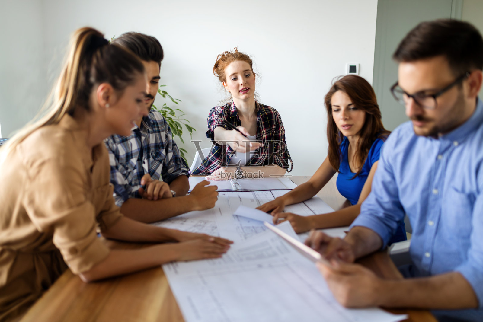 多种族的商务人士在办公室里愉快地一起开会照片摄影图片