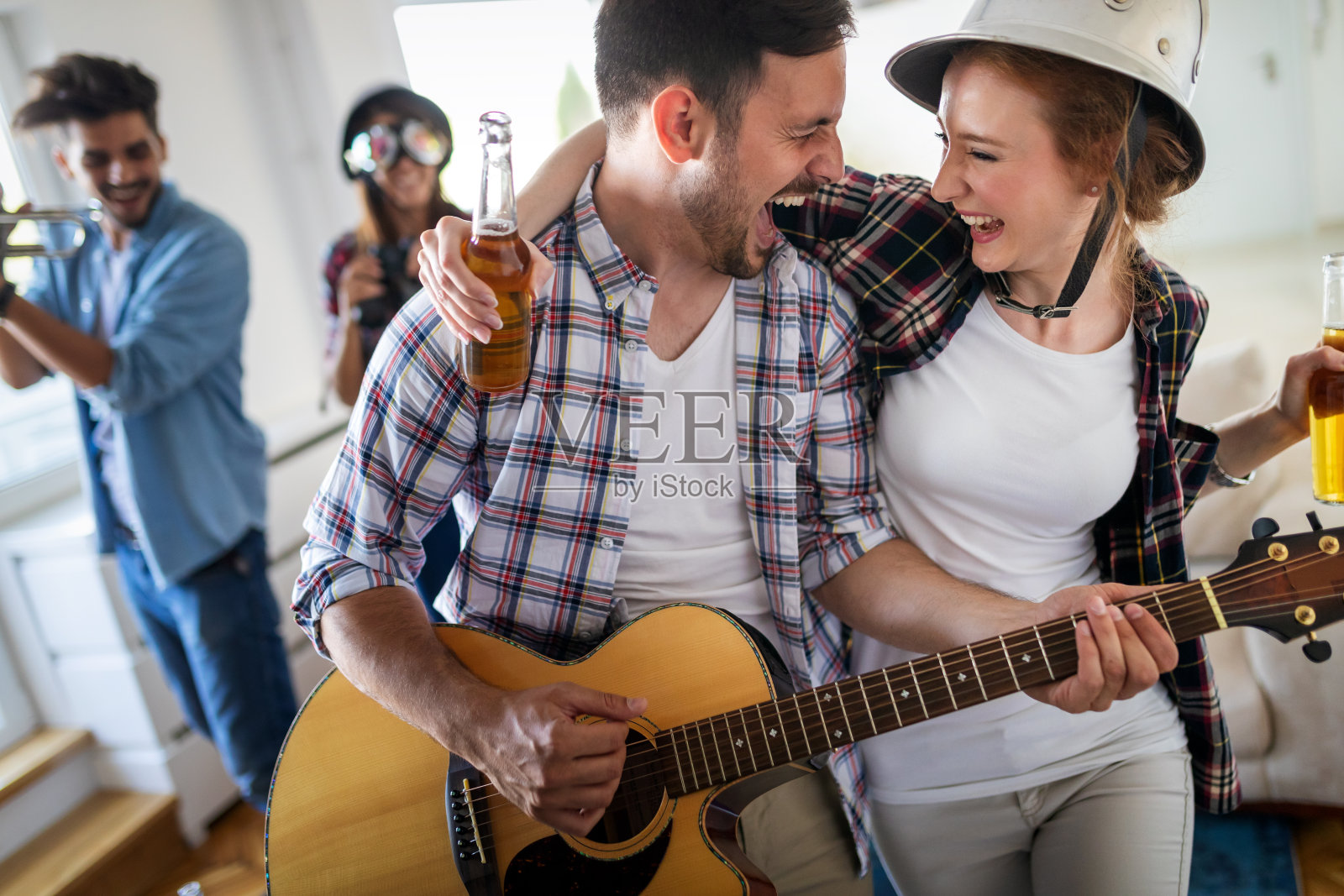 多民族快乐的一群朋友在一起玩。人们欢乐派对概念照片摄影图片