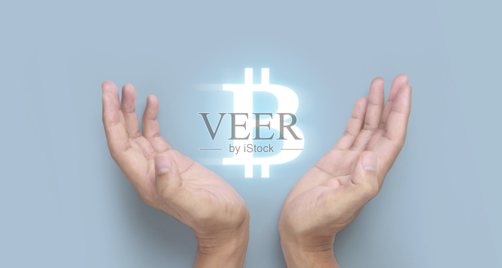 双手显示比特币图标作为虚拟货币数字照片摄影图片