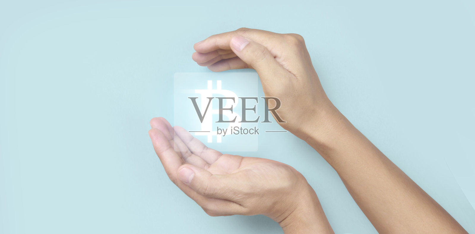 双手显示比特币图标作为虚拟货币数字照片摄影图片