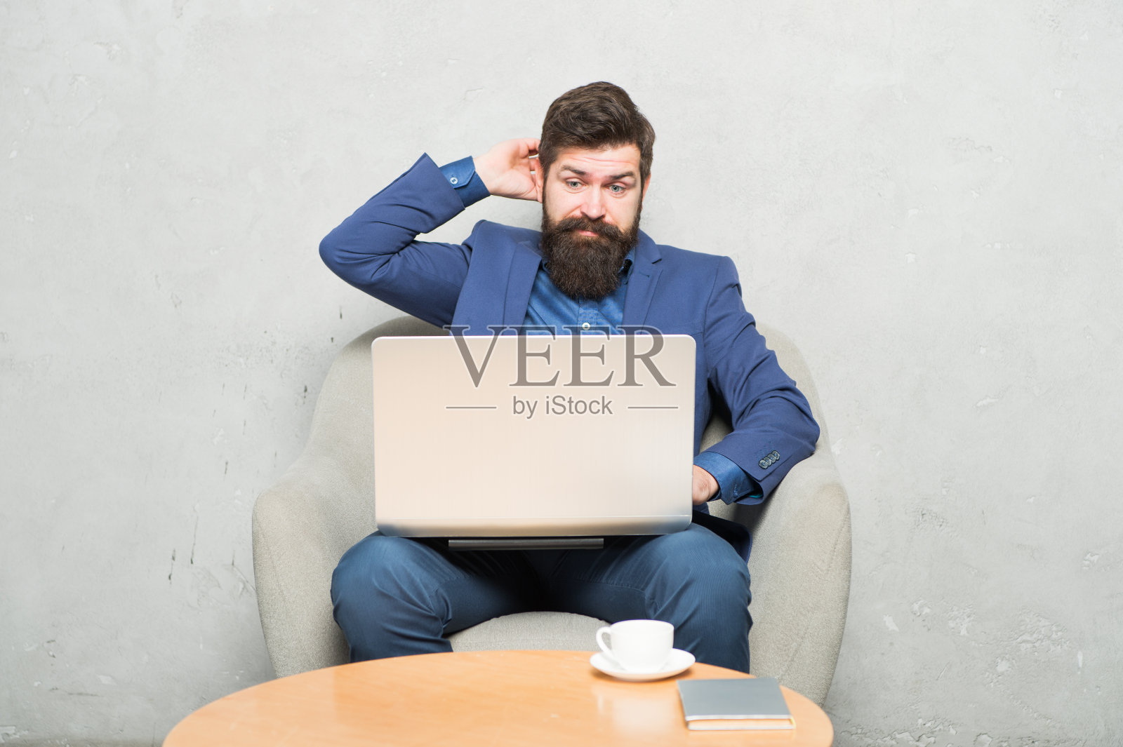 网络冲浪。在线购买。项目经理。商业信函。现代的商人。商人的工作笔记本电脑。一名男子在商务办公室喝咖啡。响应业务邮件。数字营销照片摄影图片