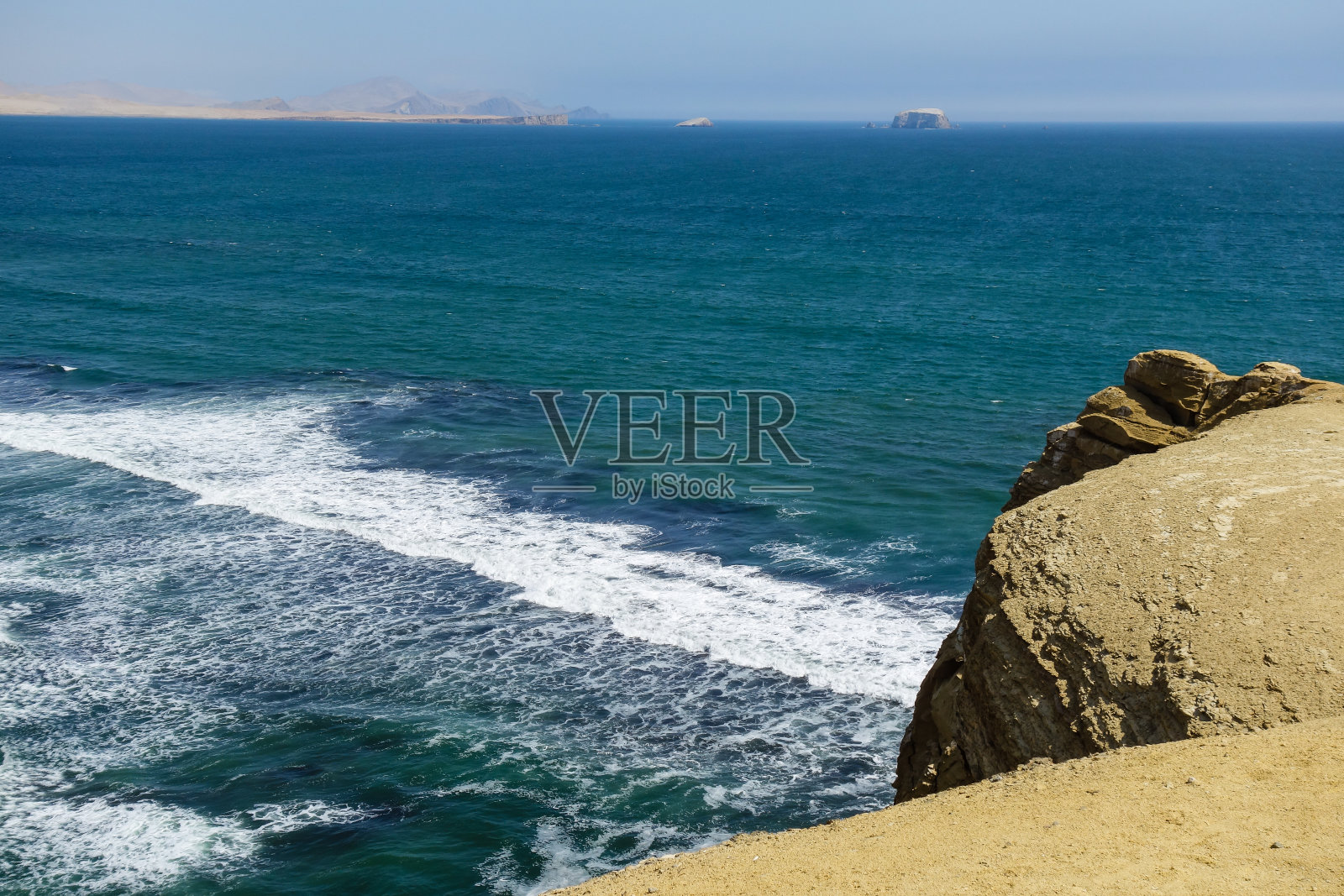 帕拉卡斯国家保护区的悬崖和海景。秘鲁伊卡海岸的干旱旅游区照片摄影图片