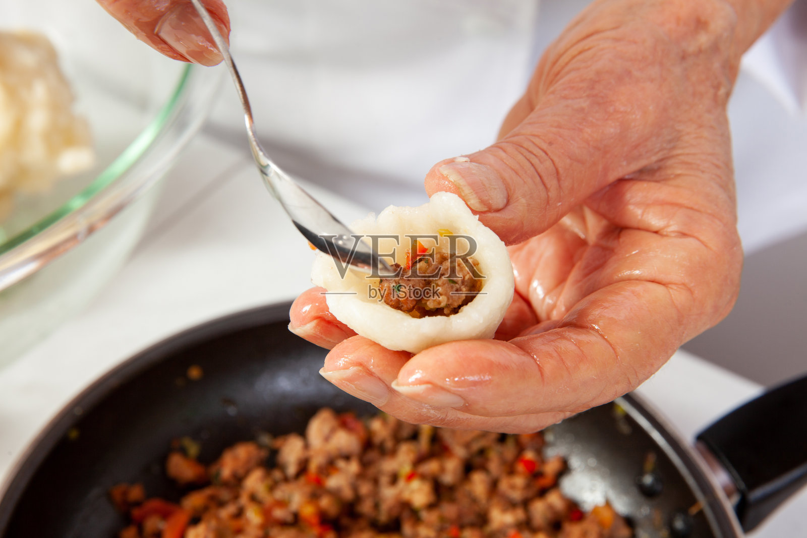 制作一种传统的哥伦比亚油炸丝兰馅饺子，名为carimañolas照片摄影图片