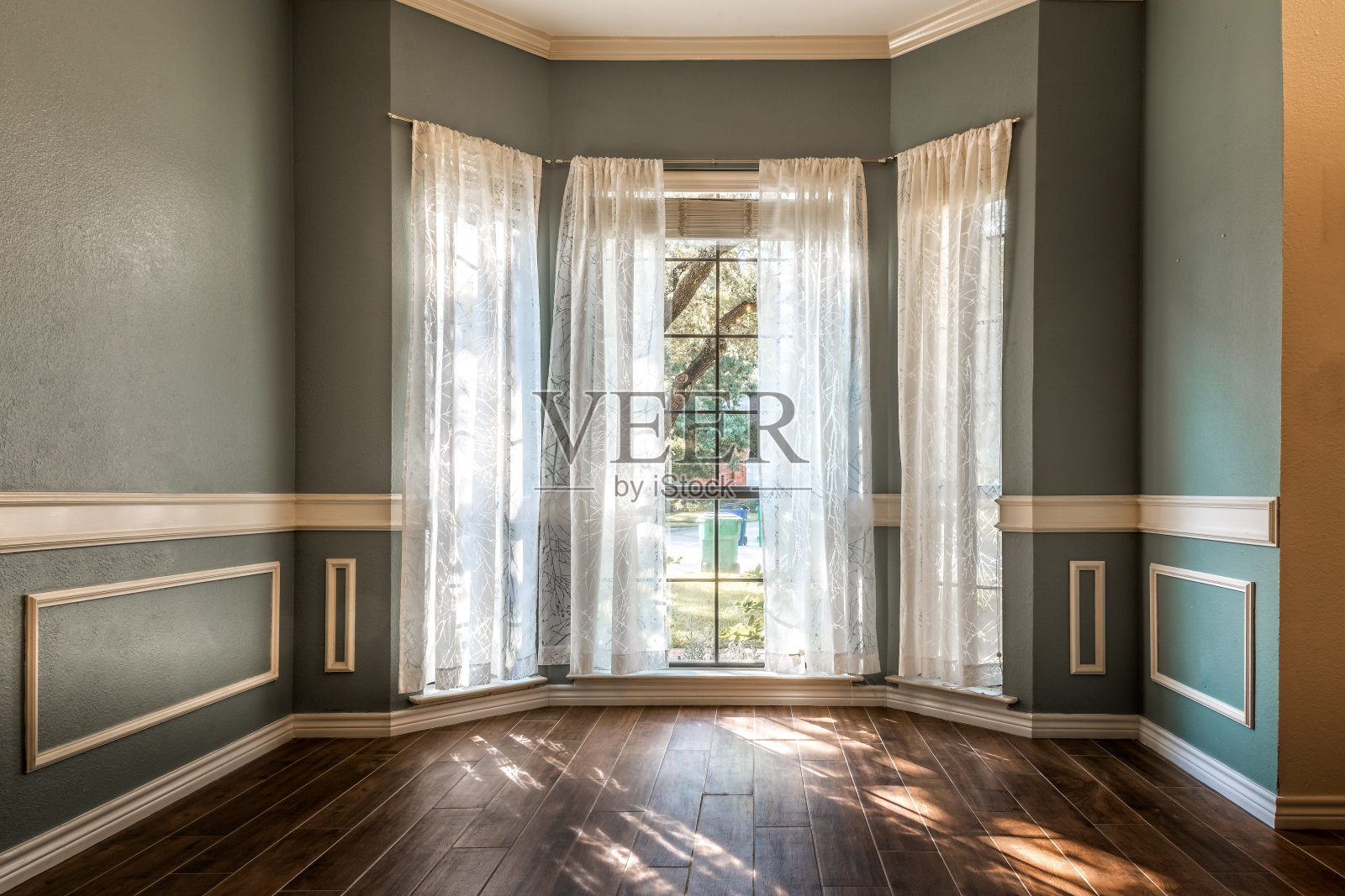 空荡荡的客厅铺着硬木地板照片摄影图片