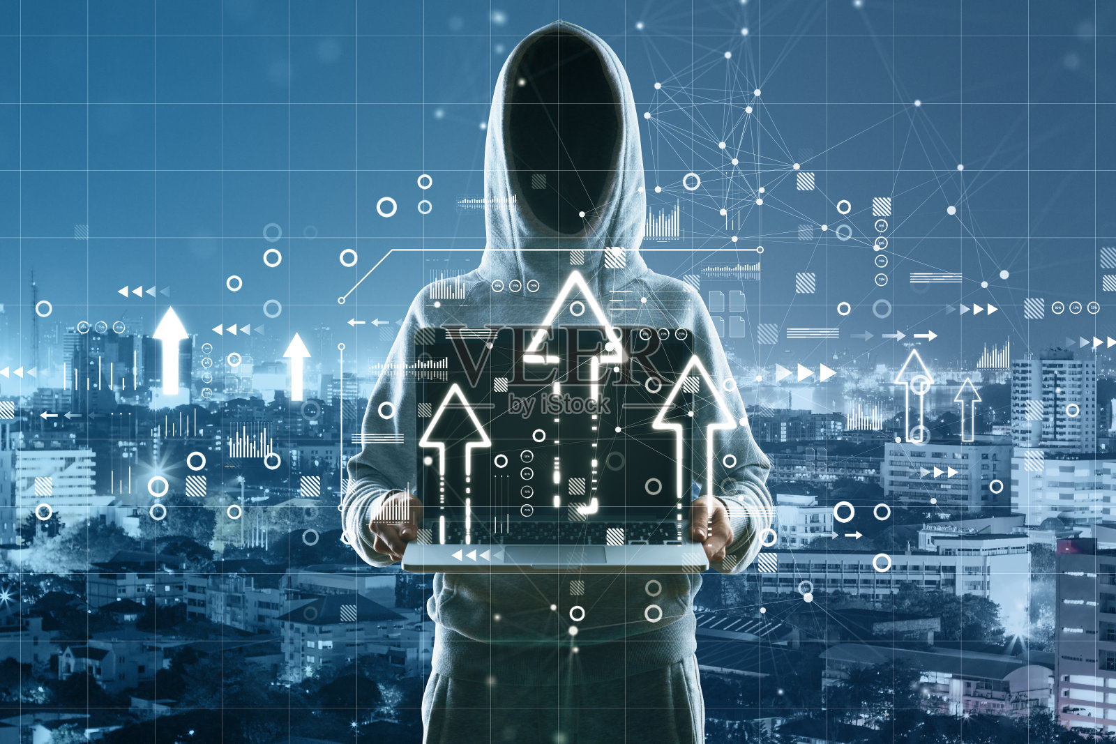 黑客手握笔记本电脑与抽象发光的箭头在模糊的城市背景。未来，恶意软件，商业和向上的概念。双重曝光。照片摄影图片