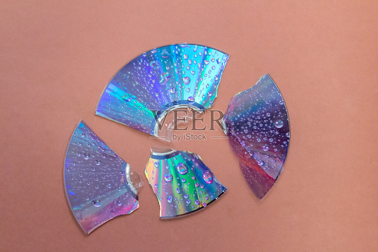 破碎的光盘与水滴照片摄影图片