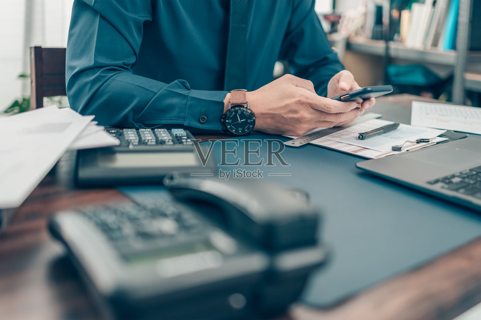 商务人员使用手机和在办公桌上工作，分析新的会计财务项目。投资，财务顾问和会计概念。照片摄影图片