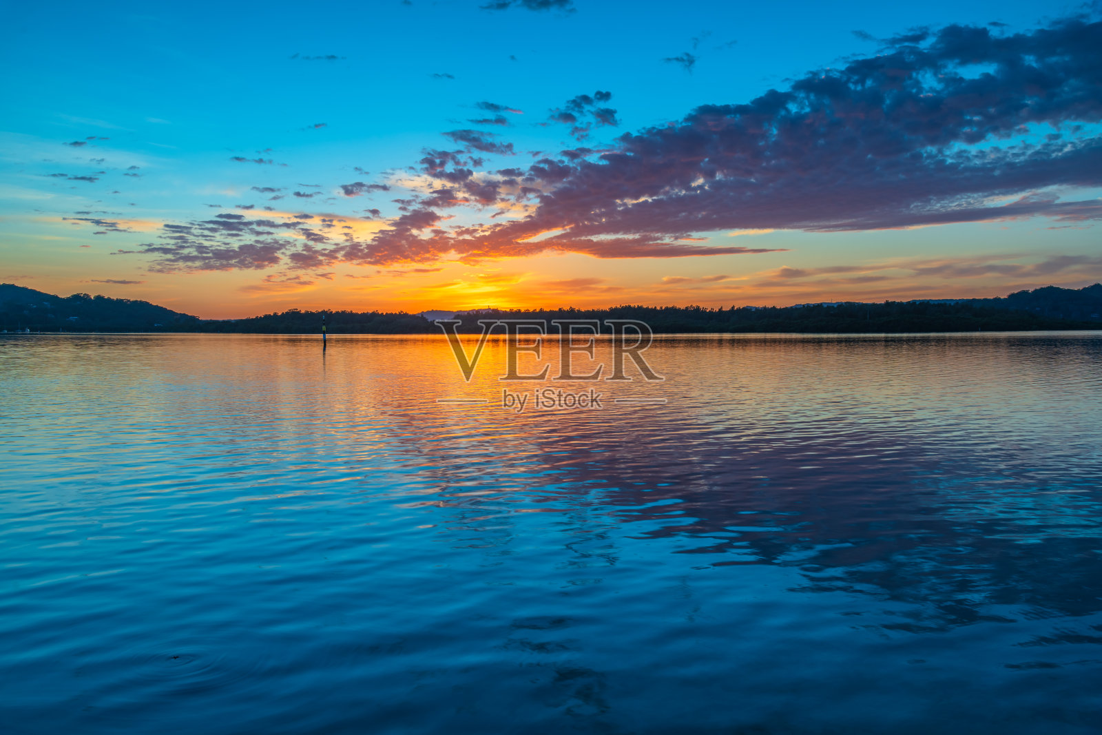 日出的水景和云的倒影照片摄影图片