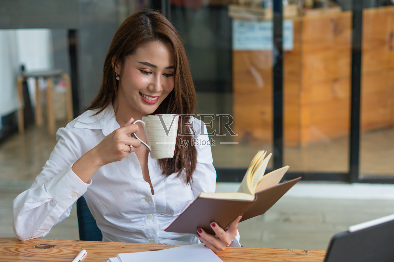 有吸引力的亚洲女商人的肖像工作在笔记本电脑的营销计划照片摄影图片