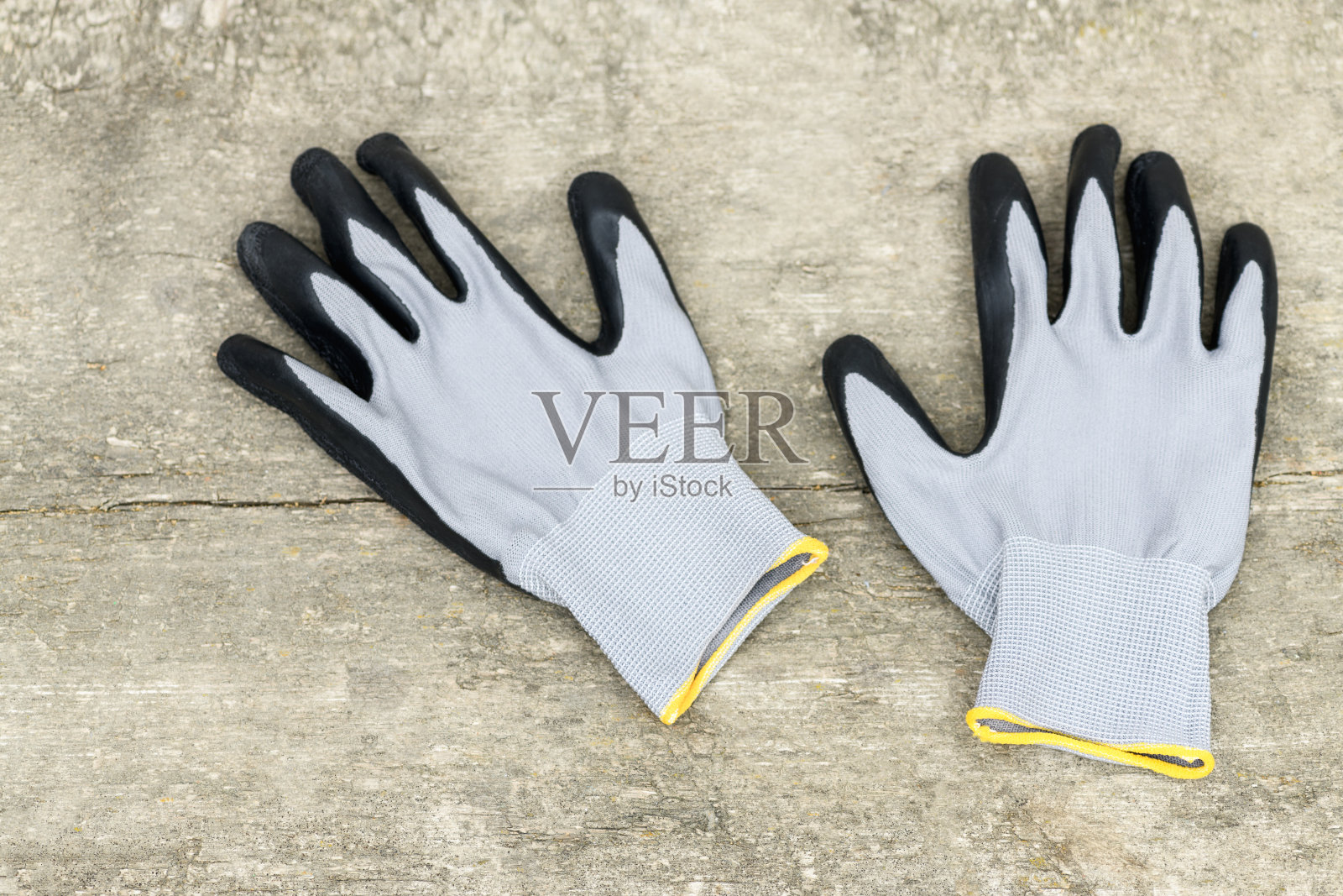 工作手套放在一个旧的木头表面照片摄影图片