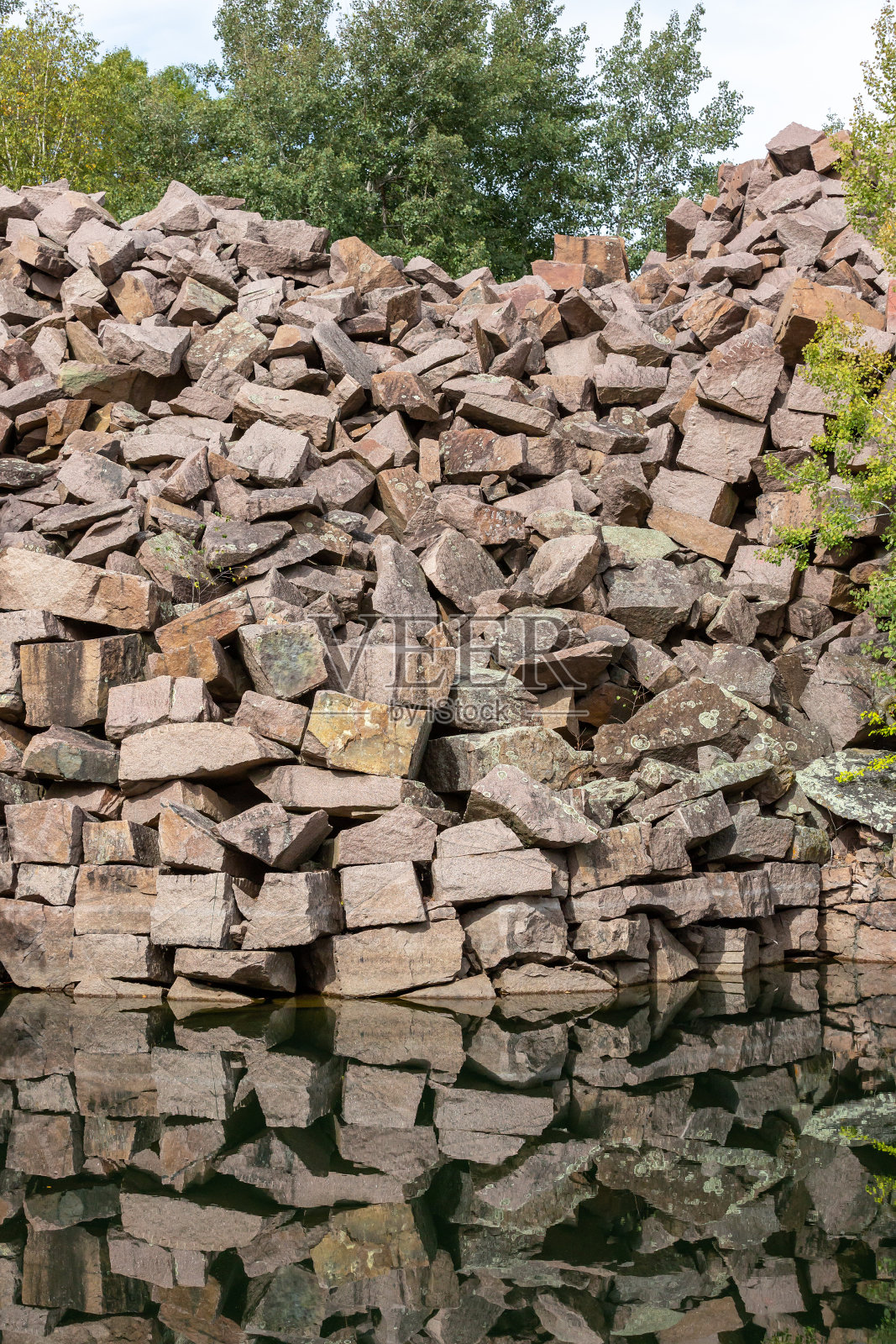 在采石场堆放废弃花岗岩(灌浆桩)照片摄影图片