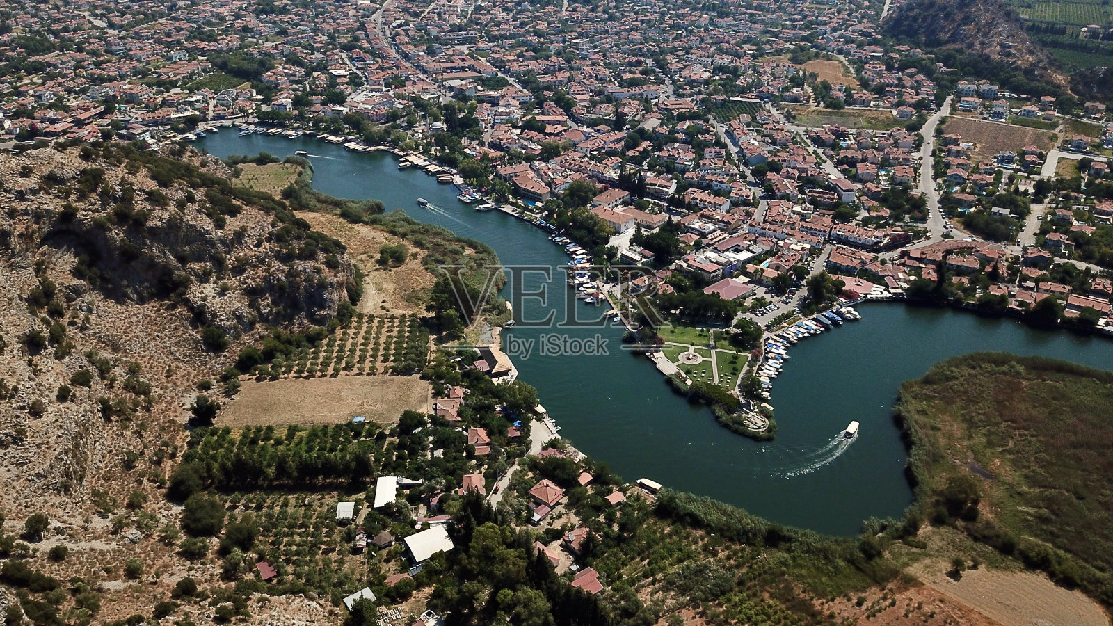 DALYAN, TURKEY - AUGUST 15, 2021: DALYAN Ortaca;卡诺斯古城国王岩墓，卡雷塔产卵区伊图祖海滩。照片摄影图片