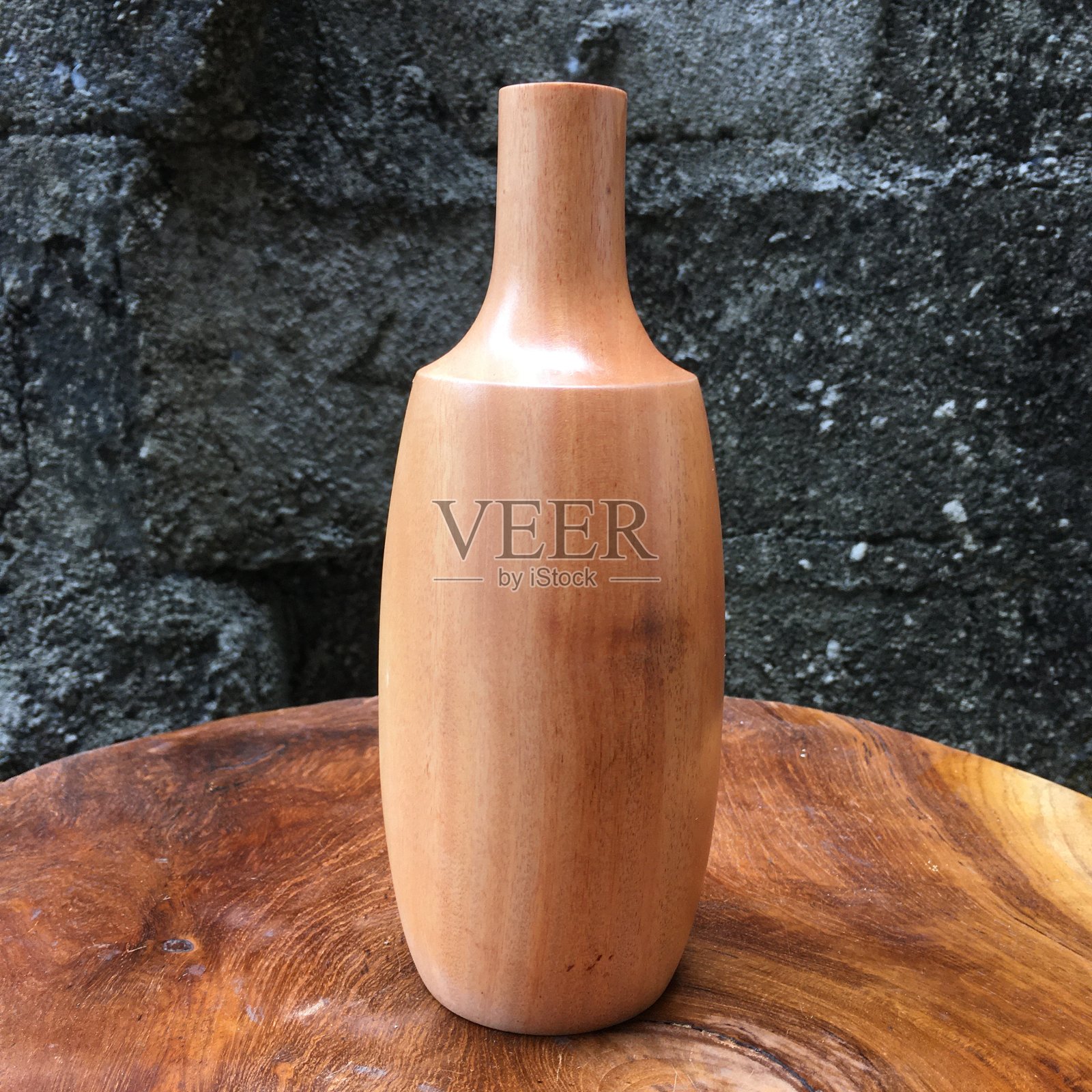 柚木桌子上的桃花心木花瓶照片摄影图片