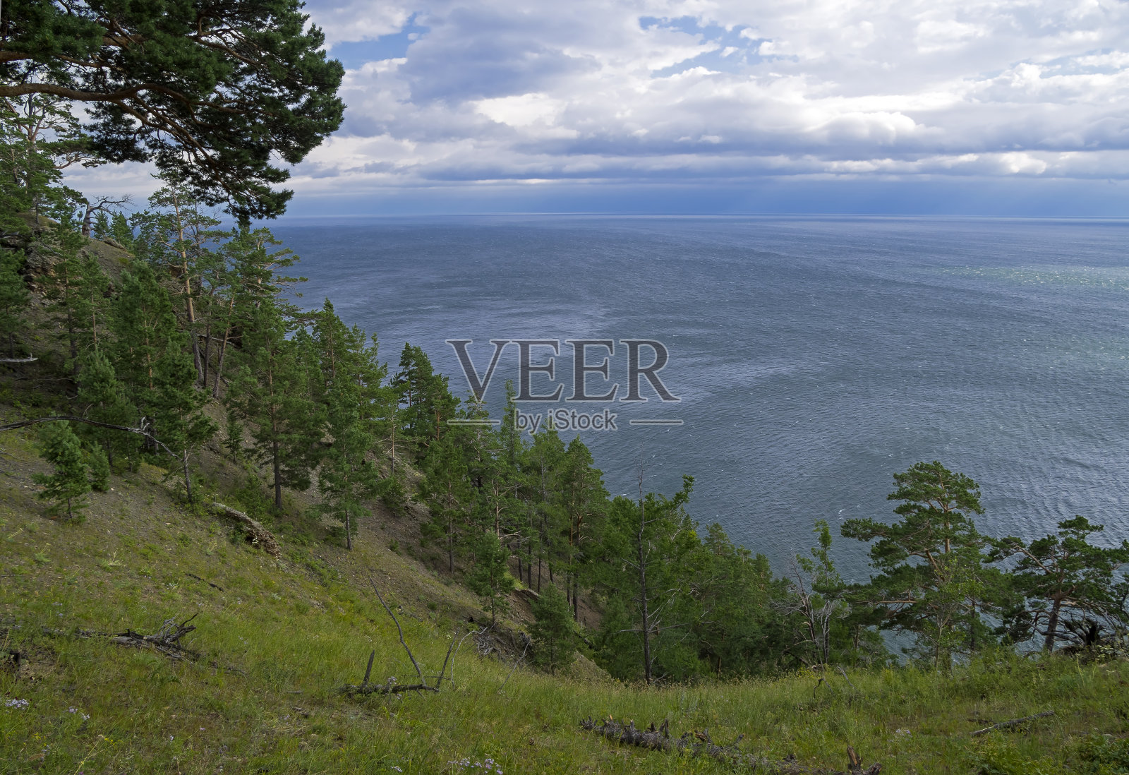 从海岸山坡俯瞰贝加尔湖美景照片摄影图片