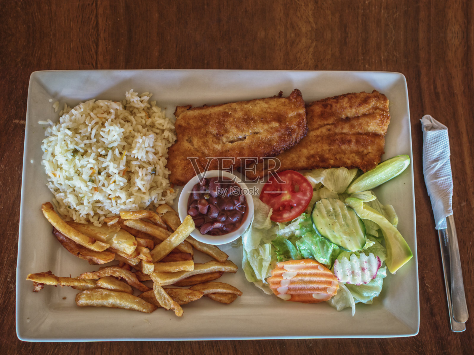 在COPY SPACE的木桌上放上面包鸡肉和沙拉，鸡肉片和沙拉，米饭和豆类的特写照片摄影图片