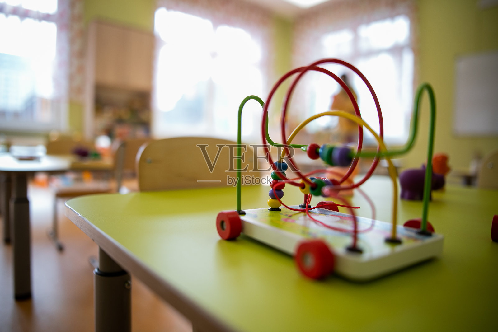 时尚的游戏室内部有玩具和现代家具照片摄影图片