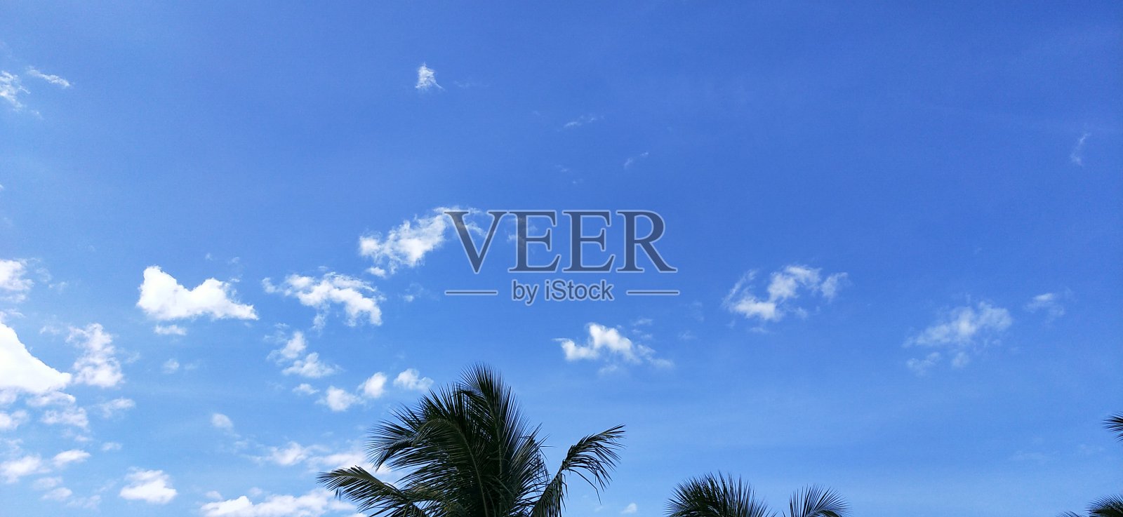 天空中可见淡淡的白云照片摄影图片