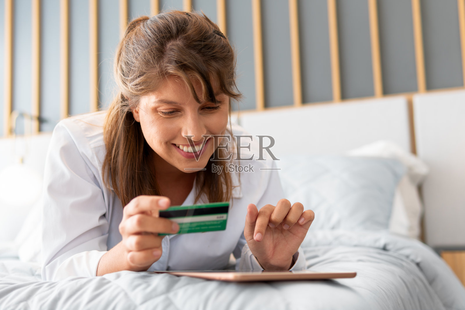 网上购物的女人照片摄影图片